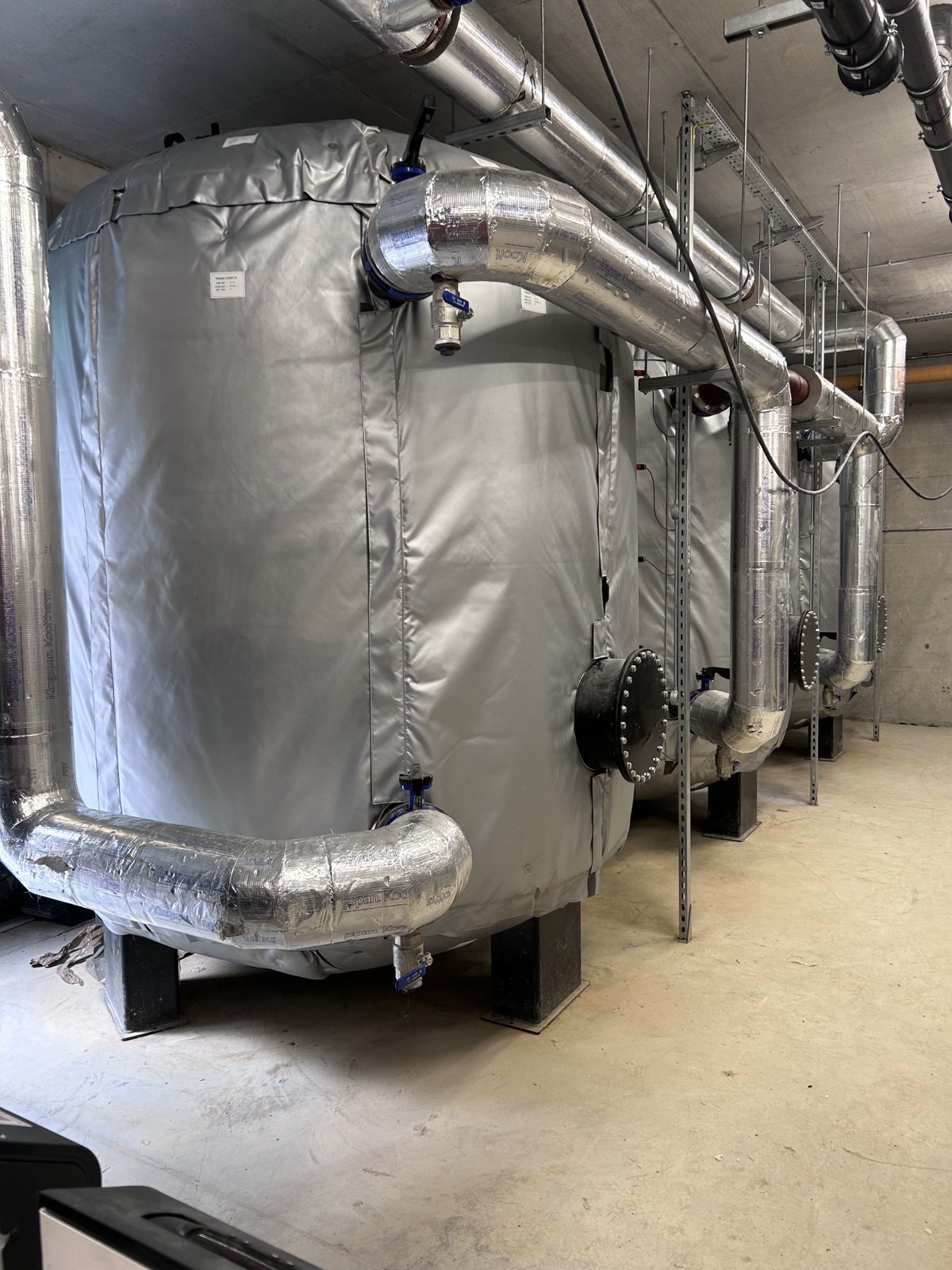 Removable vessel insulation shaped around connections and inspection access.
